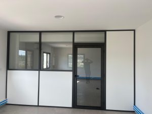 Réalisation de cloisons aluminium vitrées